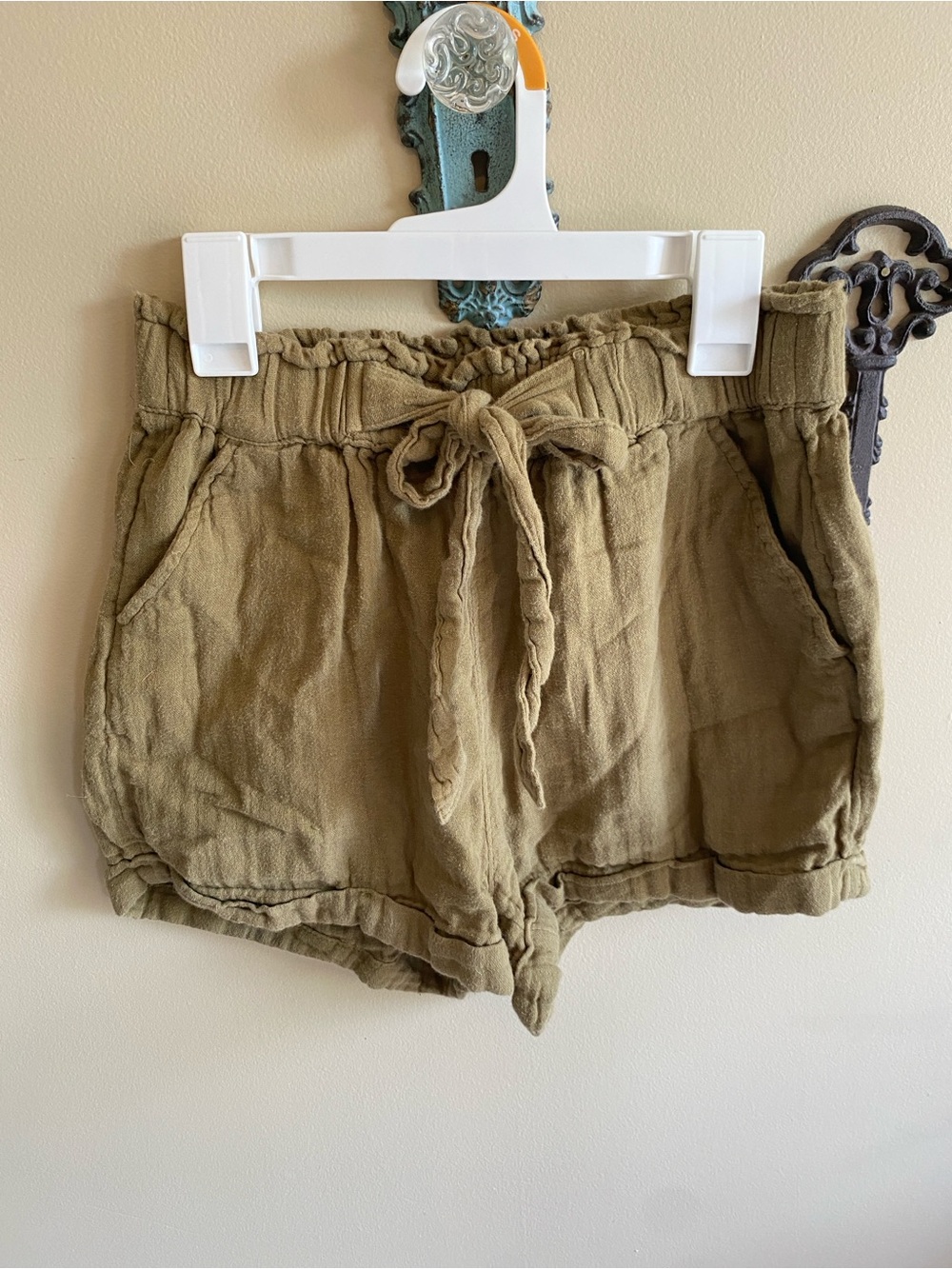 SO High-Waist Tie-Front Linen-Blend Shorts in Olive Green